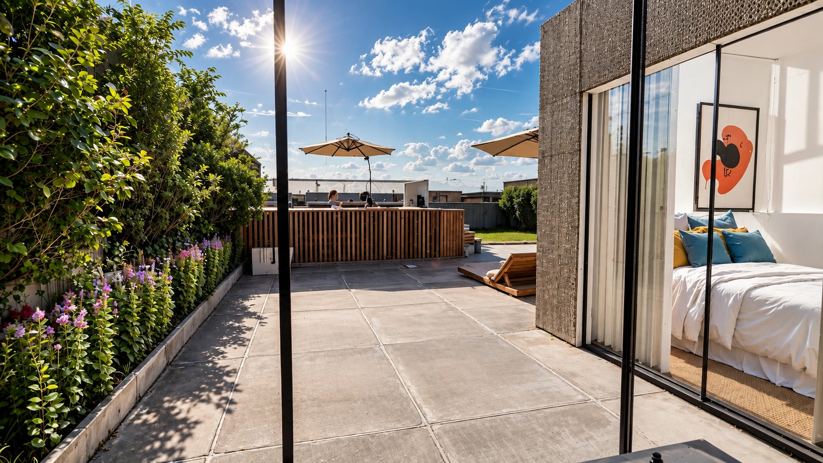 Quarto voltado ao terraço, com paisagismo e deck ao fundo.